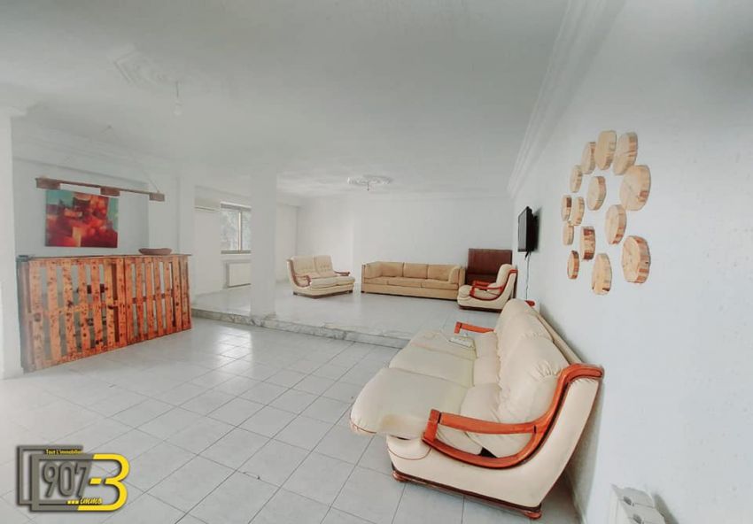 Un étage de villa s+4 usage bureautique completement indépendant sur une artère principale à El Menzah 6