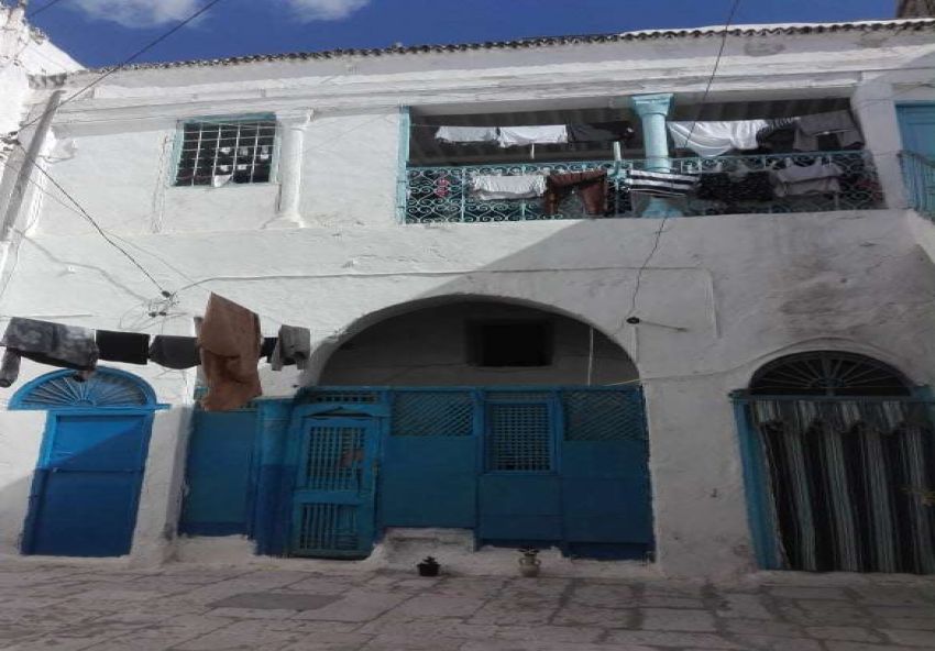 Une grande maison dans la ville arabe et le marché de la mosquée Zaytouna