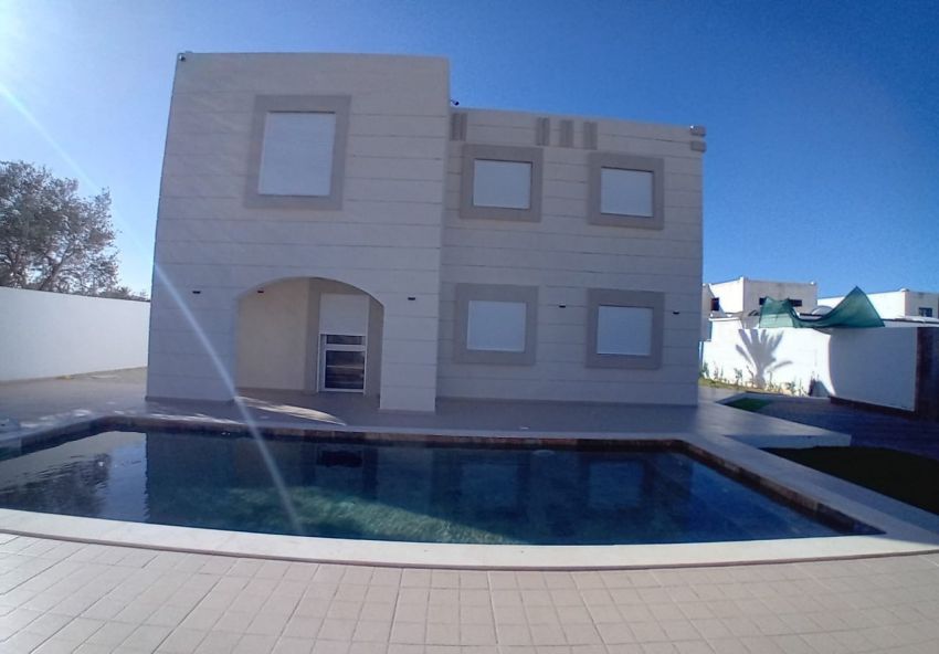 Villa avec piscine à vendre située proche de Route du Phare Midoun