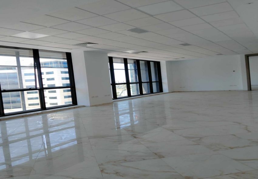 Très joli bureau neuf  485 m² au lac 2