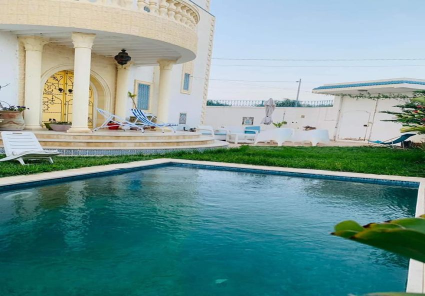 une belle villa avec piscine à soukra